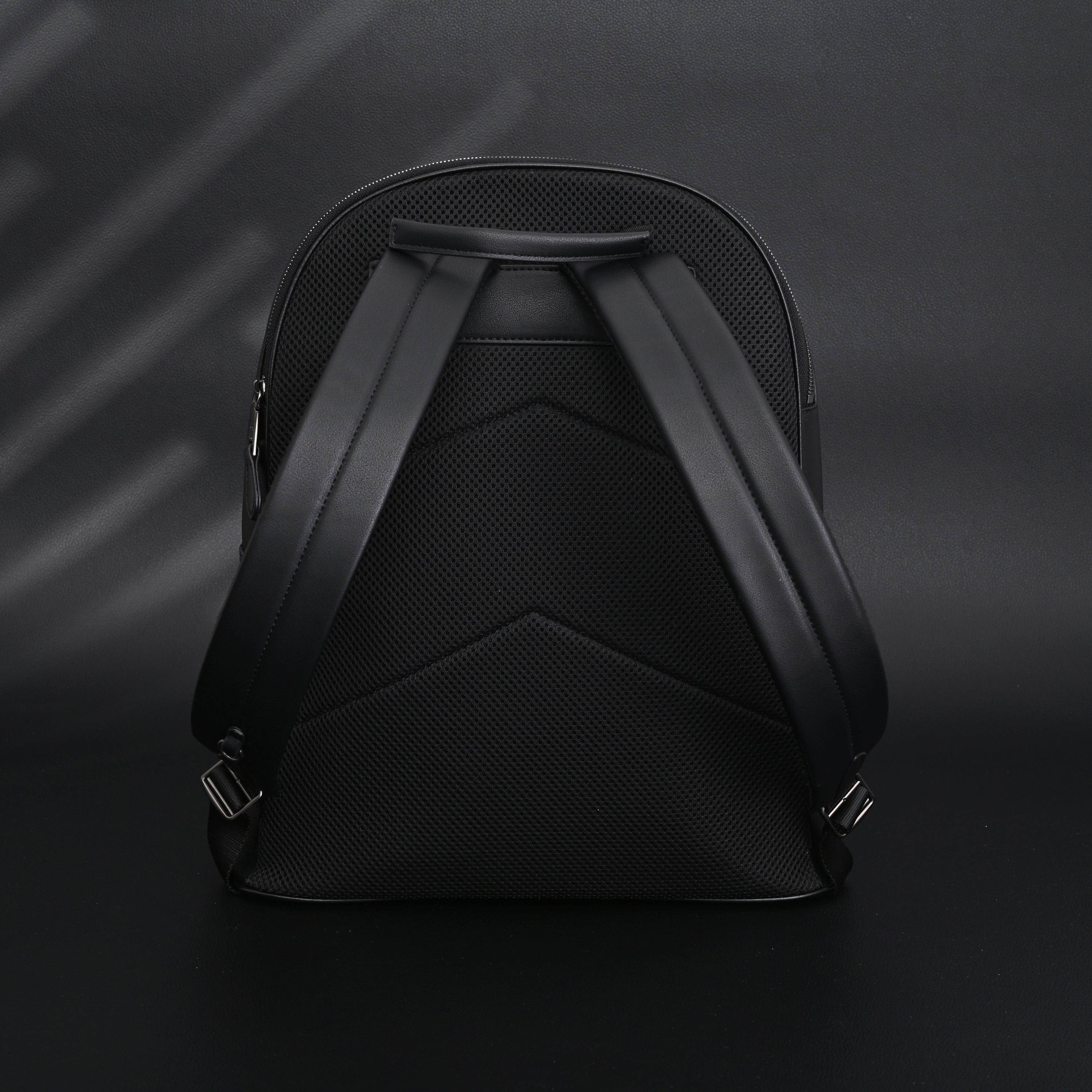 Coach West Backpack – Signature Canvas in Black/Grey